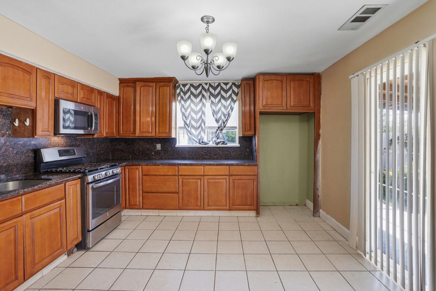 Detail Gallery Image 9 of 29 For 154 N Santa Rosa St, Los Banos,  CA 93635 - 3 Beds | 2 Baths