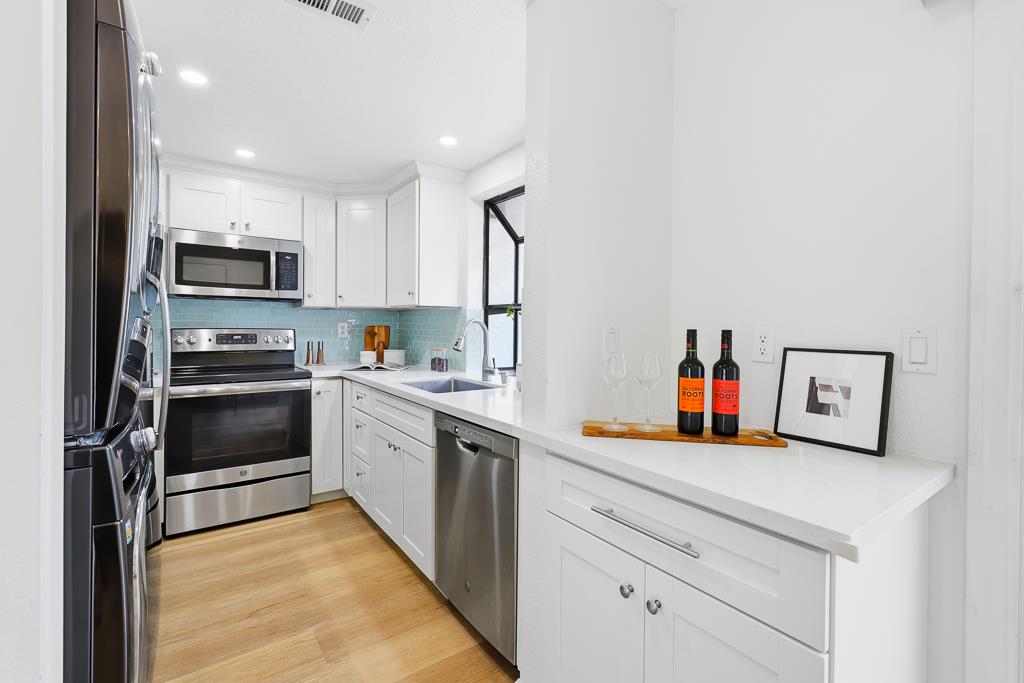 Detail Gallery Image 12 of 37 For 1036 Chula Vista Ter, Sunnyvale,  CA 94086 - 2 Beds | 2/1 Baths