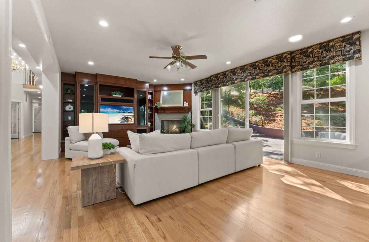 Detail Gallery Image 3 of 40 For 1925 Mantelli Dr, Gilroy,  CA 95020 - 5 Beds | 3/1 Baths