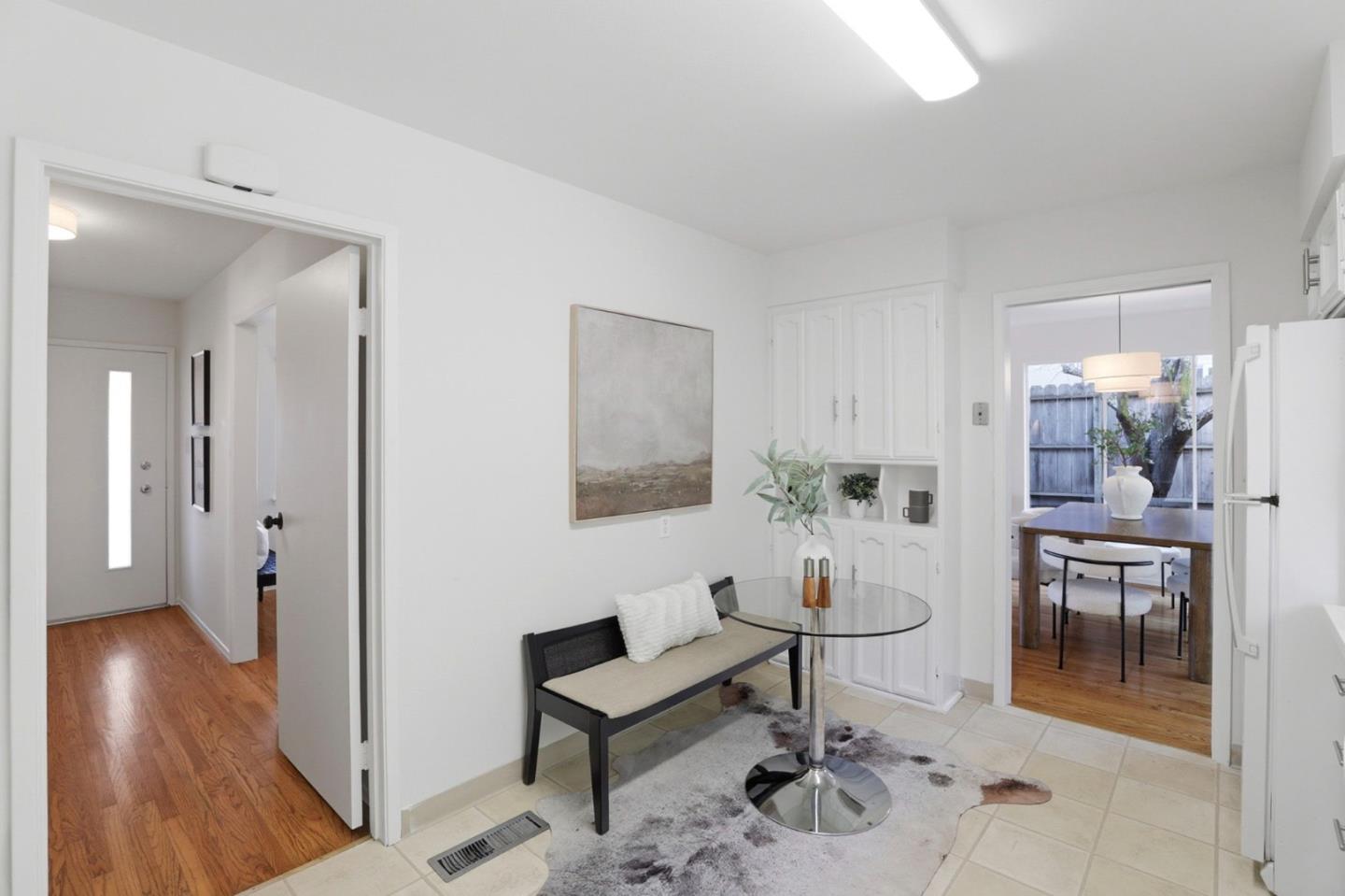 Detail Gallery Image 10 of 22 For 3722 Red Oak Way, Redwood City,  CA 94061 - 3 Beds | 2/1 Baths