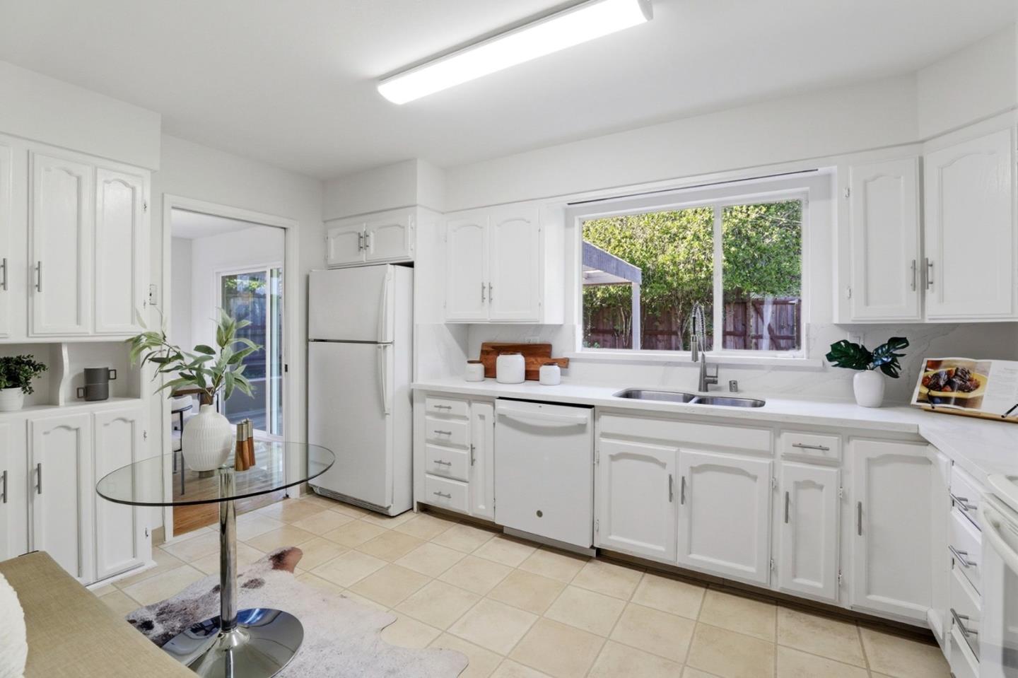 Detail Gallery Image 9 of 22 For 3722 Red Oak Way, Redwood City,  CA 94061 - 3 Beds | 2/1 Baths