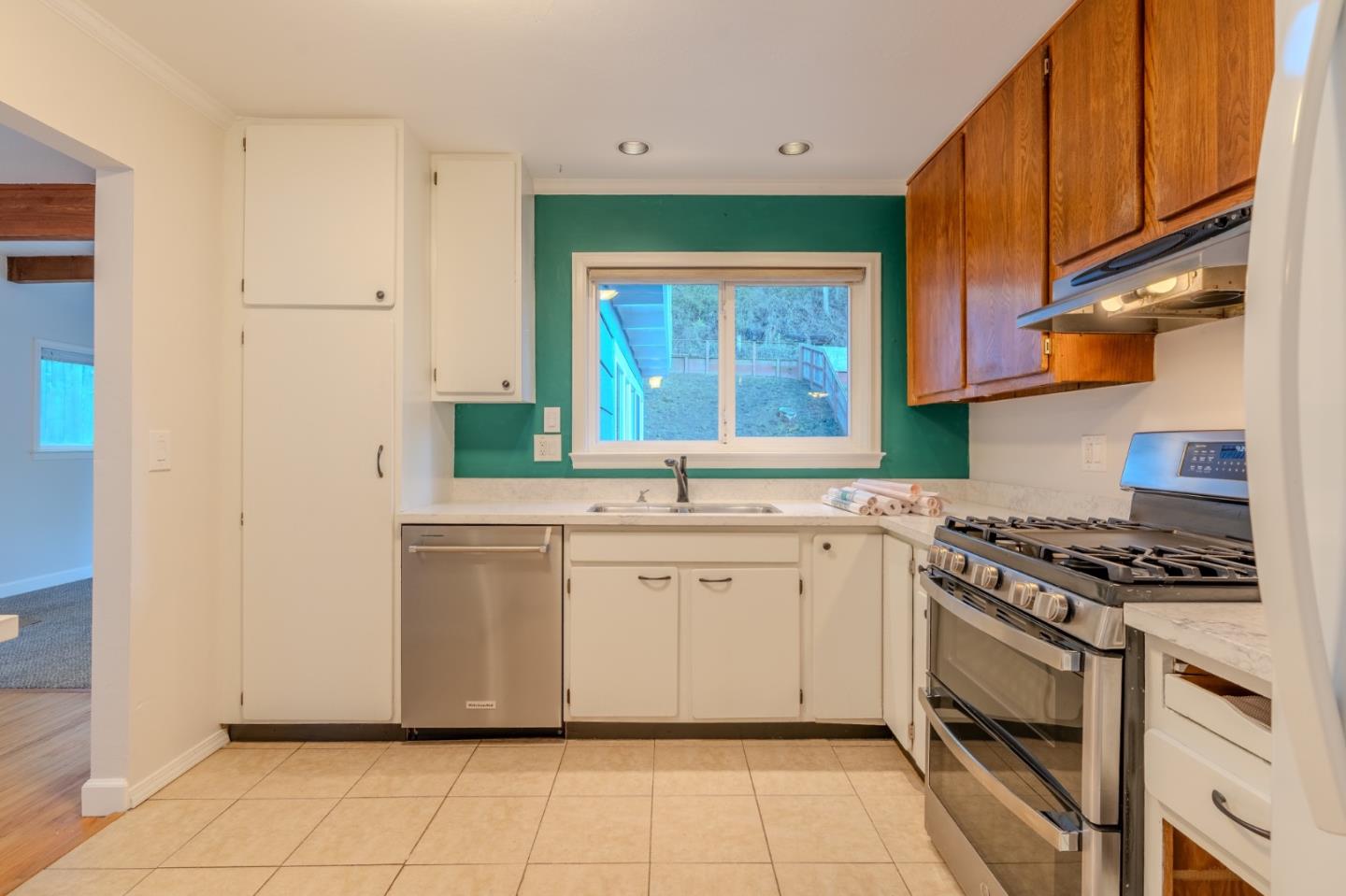 Detail Gallery Image 16 of 31 For 1104 Barcelona Dr, Pacifica,  CA 94044 - 4 Beds | 3 Baths