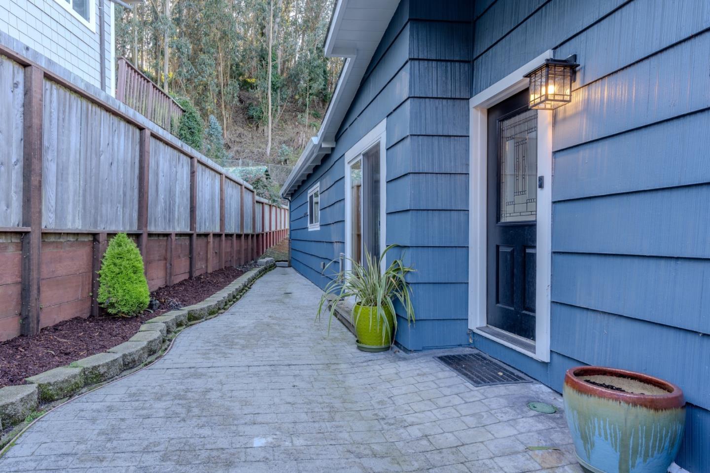 Detail Gallery Image 3 of 31 For 1104 Barcelona Dr, Pacifica,  CA 94044 - 4 Beds | 3 Baths