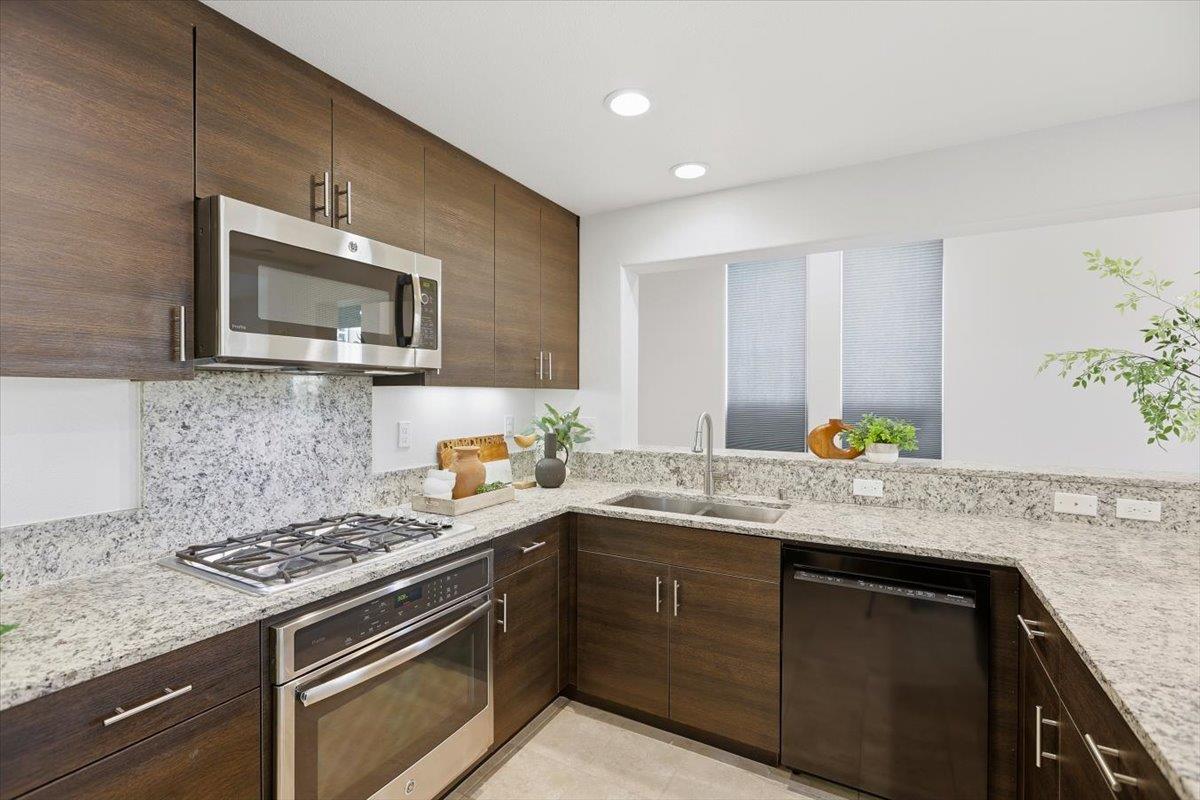 Detail Gallery Image 7 of 32 For 1989 Trento Loop, Milpitas,  CA 95035 - 2 Beds | 2/1 Baths