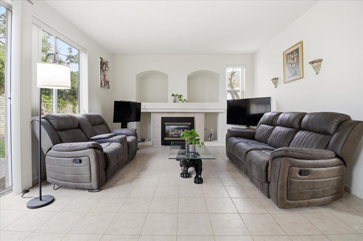 Detail Gallery Image 7 of 42 For 34 Whitman Cir, Salinas,  CA 93906 - 4 Beds | 3 Baths