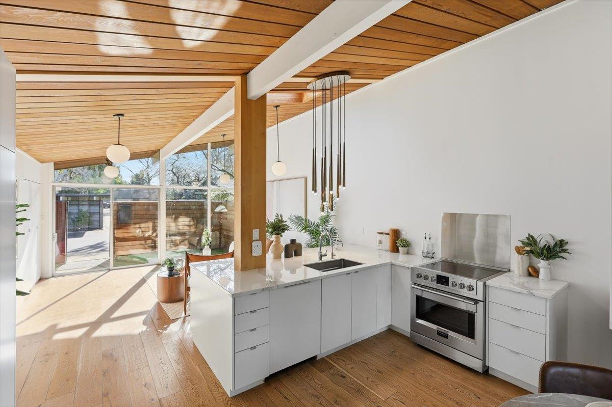 Detail Gallery Image 10 of 47 For 127 Greenmeadow Way, Palo Alto,  CA 94306 - 2 Beds | 2 Baths