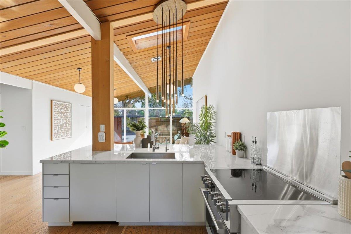 Detail Gallery Image 8 of 47 For 127 Greenmeadow Way, Palo Alto,  CA 94306 - 2 Beds | 2 Baths