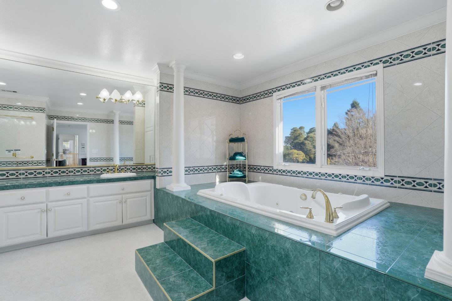 Detail Gallery Image 34 of 71 For 544 Sunset Way, Redwood City,  CA 94062 - 6 Beds | 5 Baths