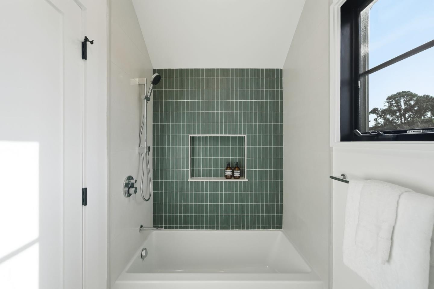 Detail Gallery Image 26 of 57 For 1908 Devereux Dr, Burlingame,  CA 94010 - 4 Beds | 3/1 Baths