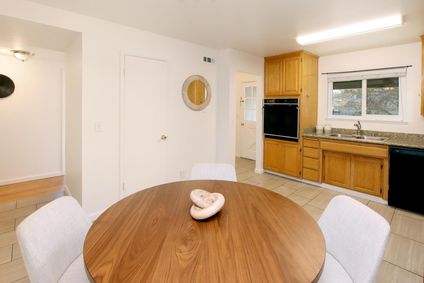 Detail Gallery Image 8 of 30 For 425 Queens Ct, Campbell,  CA 95008 - 4 Beds | 2 Baths