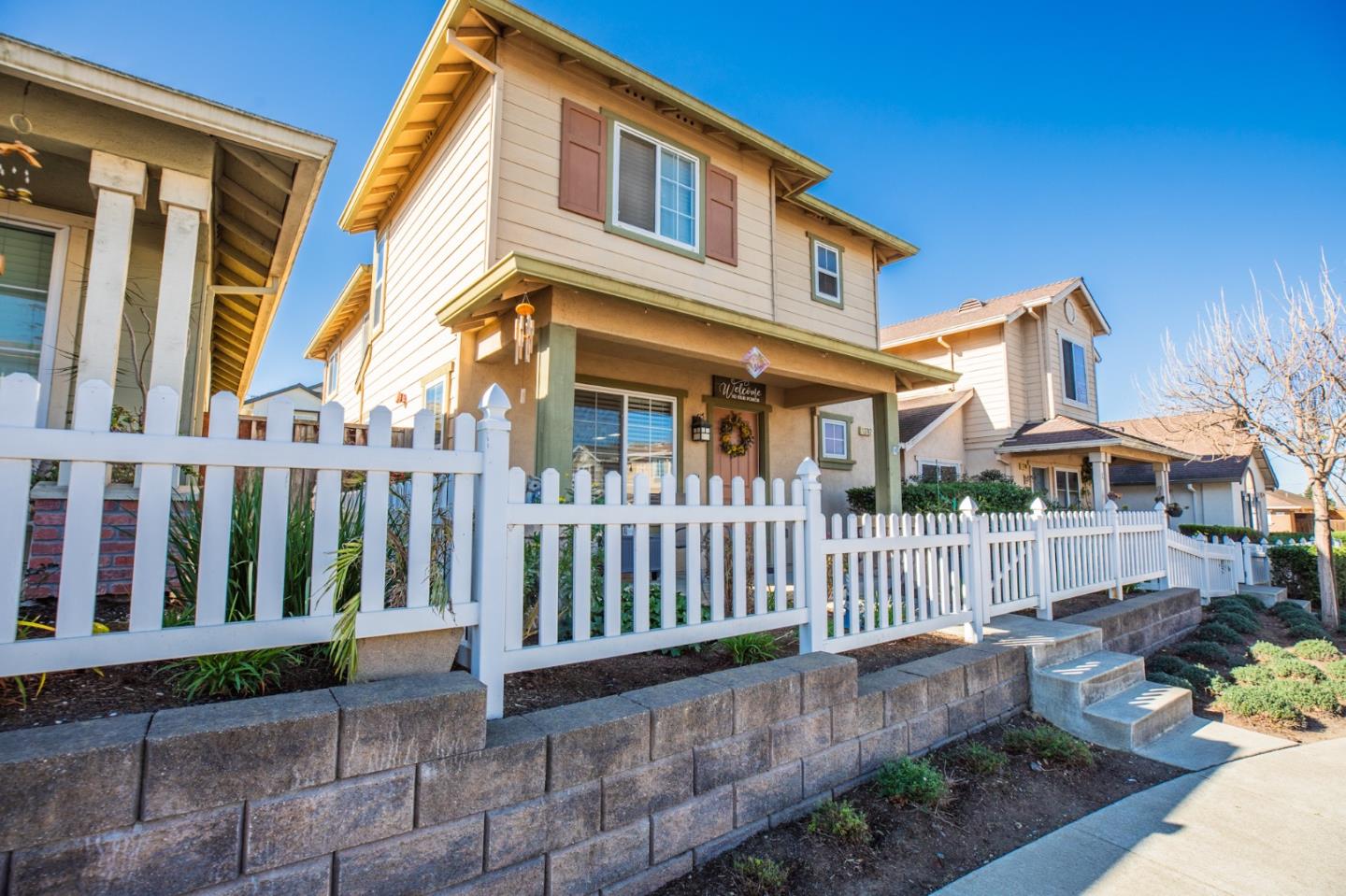 Detail Gallery Image 2 of 40 For 12782 Rogge Village Loop, Salinas,  CA 93906 - 4 Beds | 2/1 Baths