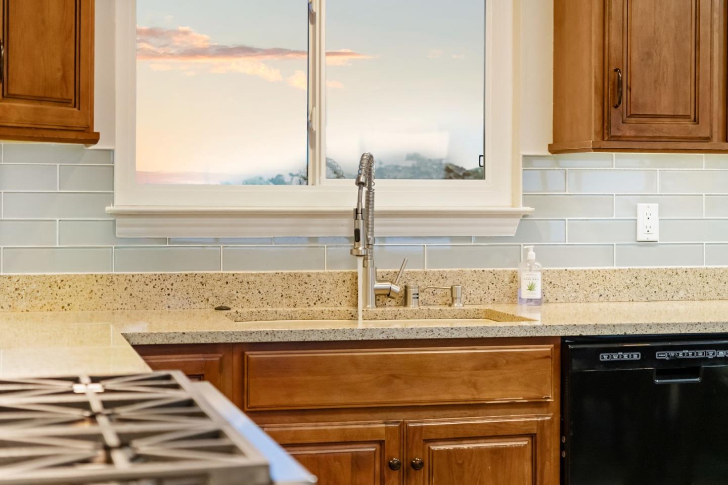 Detail Gallery Image 9 of 28 For 330 Reichling Ave, Pacifica,  CA 94044 - 3 Beds | 2 Baths