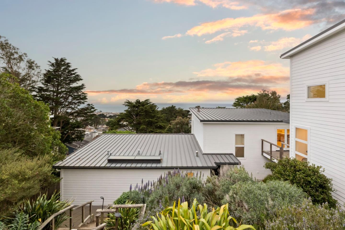 Detail Gallery Image 2 of 32 For 430 Farallon Ave, Pacifica,  CA 94044 - 3 Beds | 3 Baths