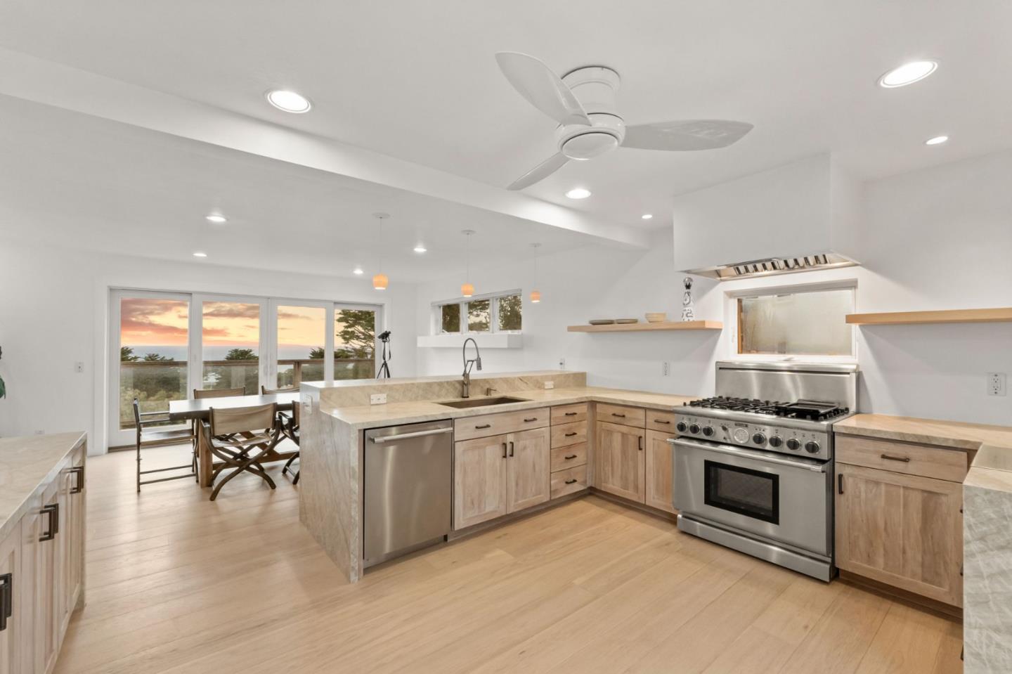 Detail Gallery Image 6 of 32 For 430 Farallon Ave, Pacifica,  CA 94044 - 3 Beds | 3 Baths