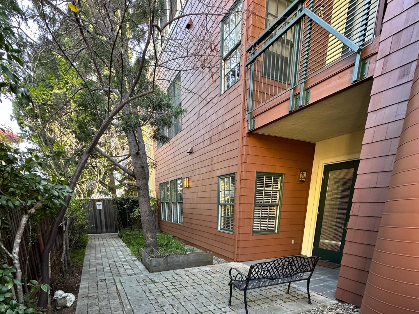 Detail Gallery Image 2 of 16 For 435 Sheridan Ave #109,  Palo Alto,  CA 94306 - 2 Beds | 2 Baths