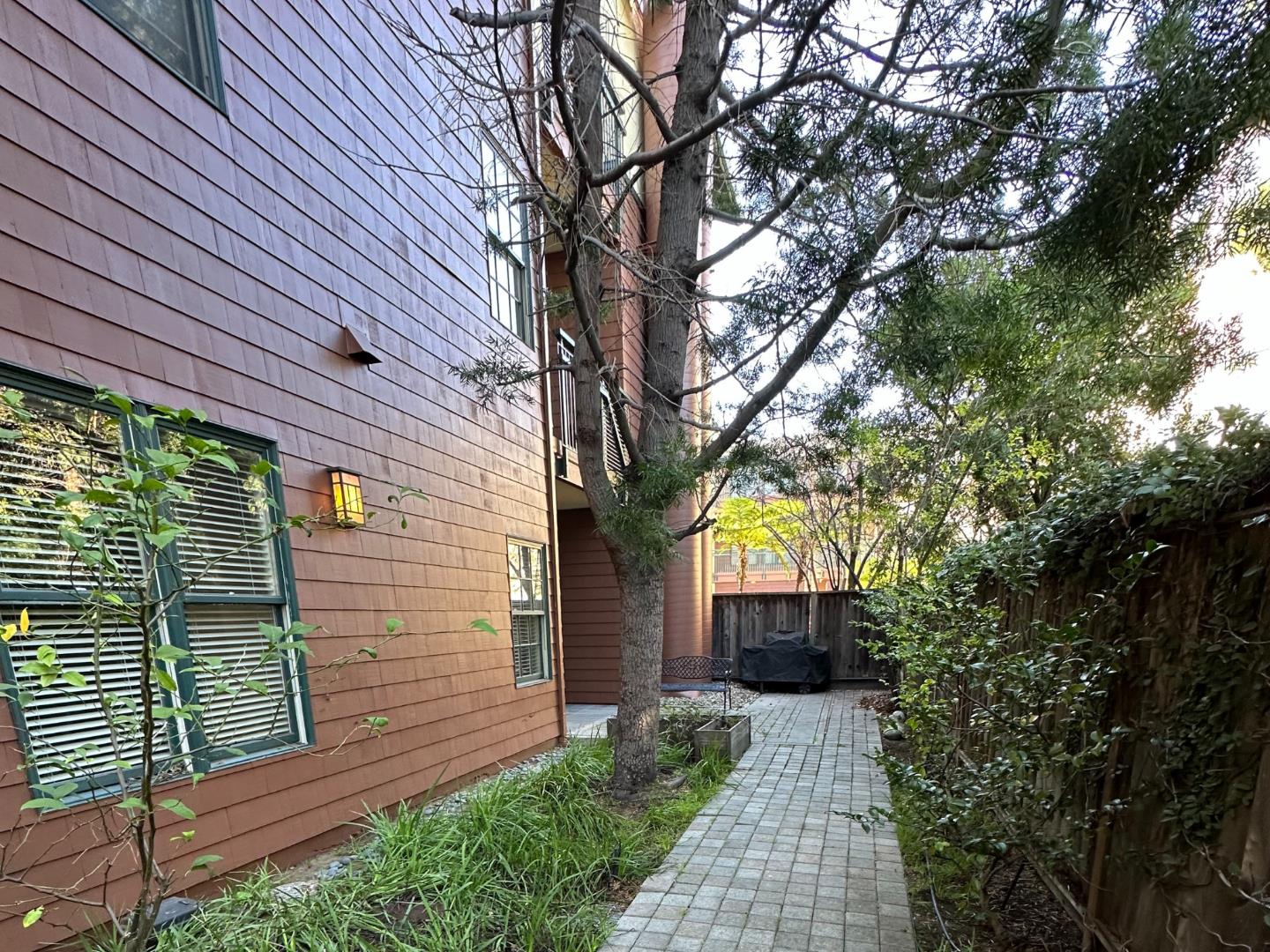 Detail Gallery Image 3 of 16 For 435 Sheridan Ave #109,  Palo Alto,  CA 94306 - 2 Beds | 2 Baths