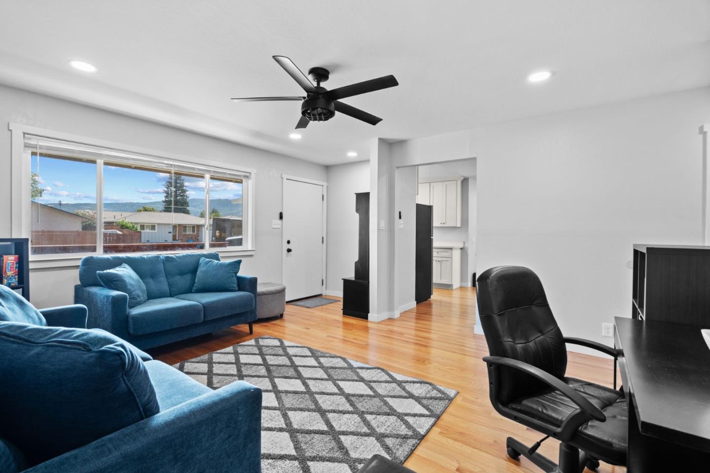 Detail Gallery Image 6 of 32 For 401 Arnold Dr, Gilroy,  CA 95020 - 3 Beds | 2 Baths