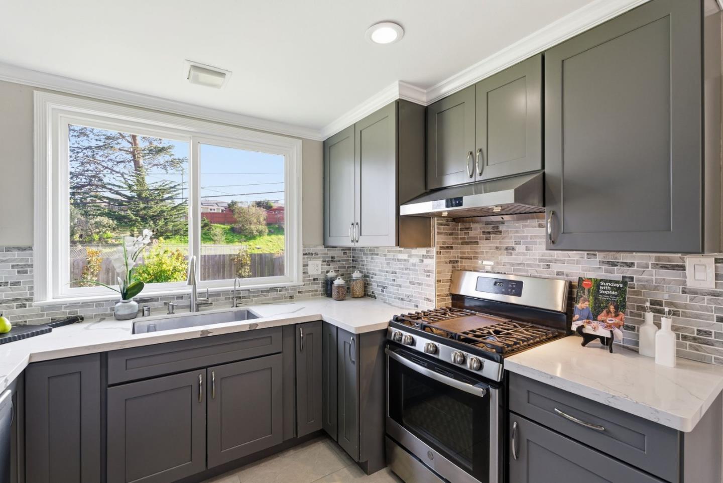 Detail Gallery Image 8 of 26 For 417 Briarwood Dr, South San Francisco,  CA 94080 - 2 Beds | 1 Baths