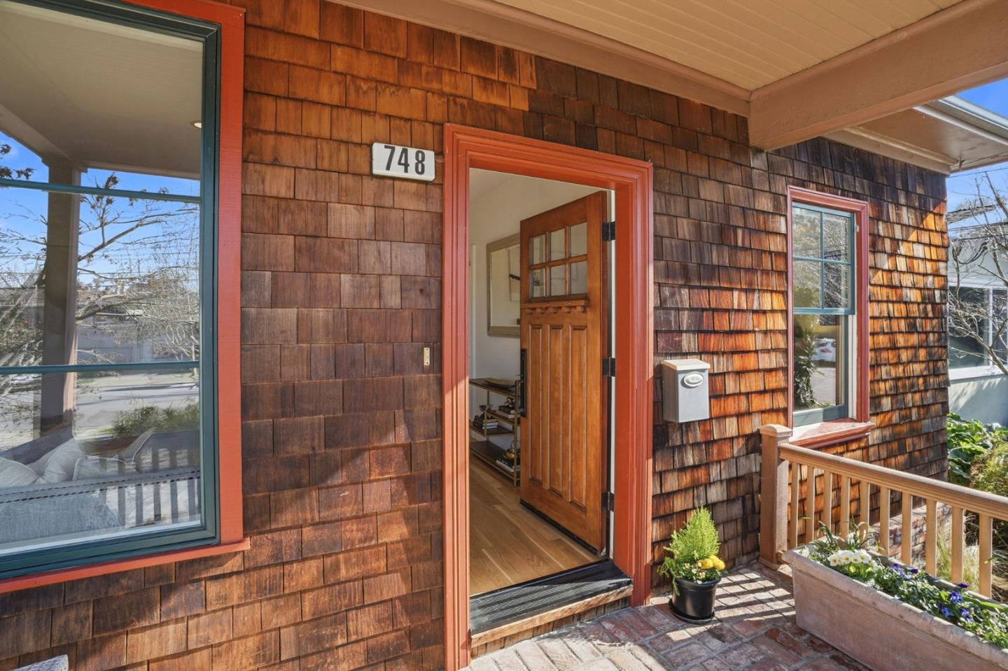 Detail Gallery Image 3 of 37 For 748 Laurel Ave, Burlingame,  CA 94010 - 3 Beds | 2 Baths