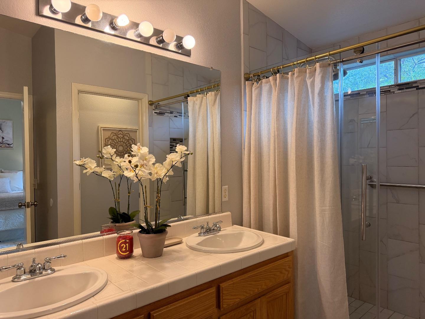 Detail Gallery Image 6 of 8 For 1541 Panorama Dr, Hollister,  CA 95023 - 3 Beds | 2 Baths