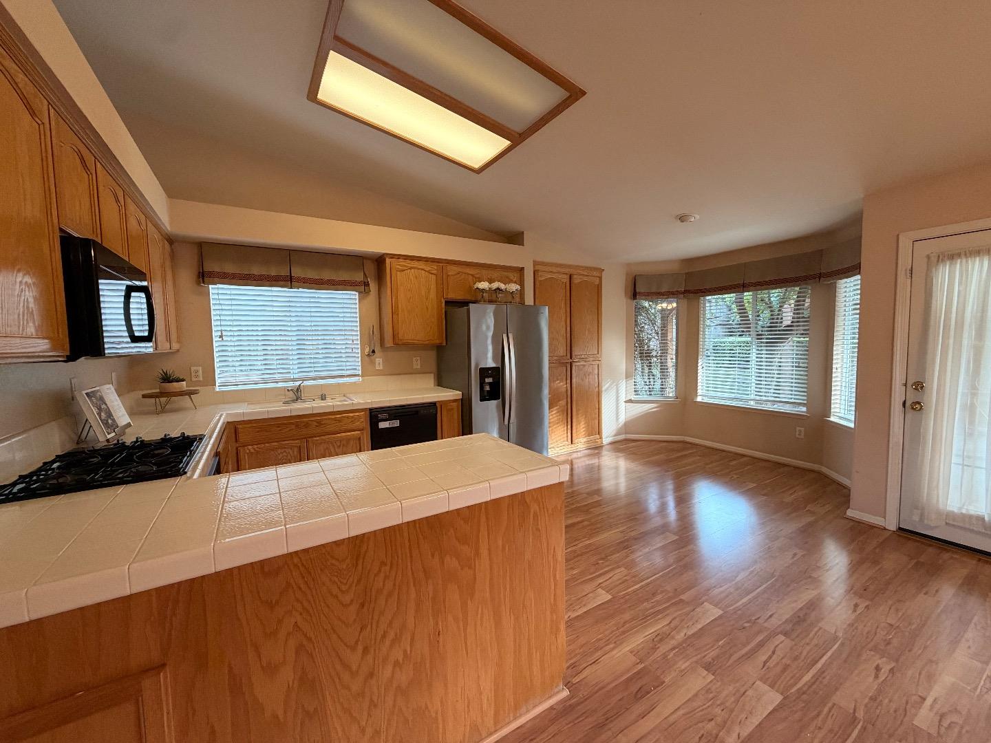 Detail Gallery Image 8 of 8 For 1541 Panorama Dr, Hollister,  CA 95023 - 3 Beds | 2 Baths