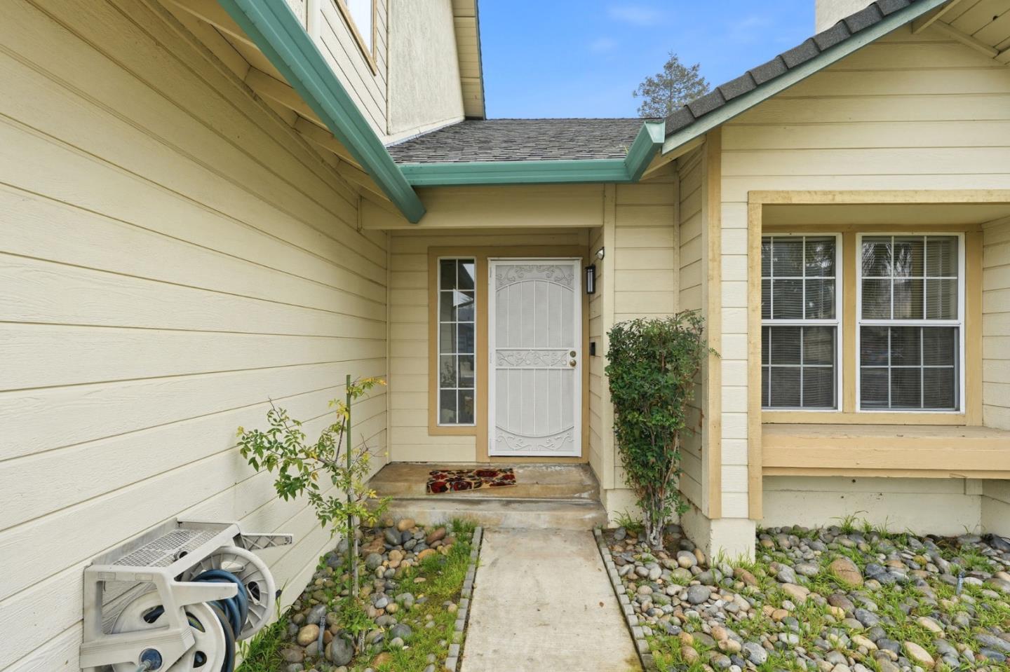 Detail Gallery Image 3 of 30 For 15150 Hollyhock Ct, Lathrop,  CA 95330 - 4 Beds | 2/1 Baths