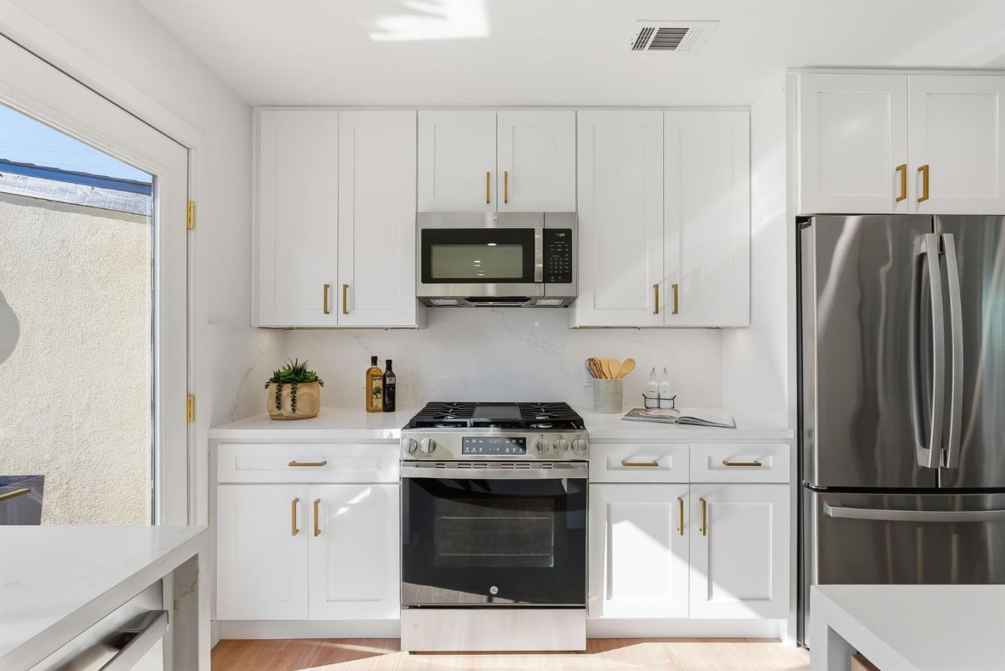 Detail Gallery Image 14 of 37 For 2512 Farrington Way, East Palo Alto,  CA 94303 - 3 Beds | 2 Baths