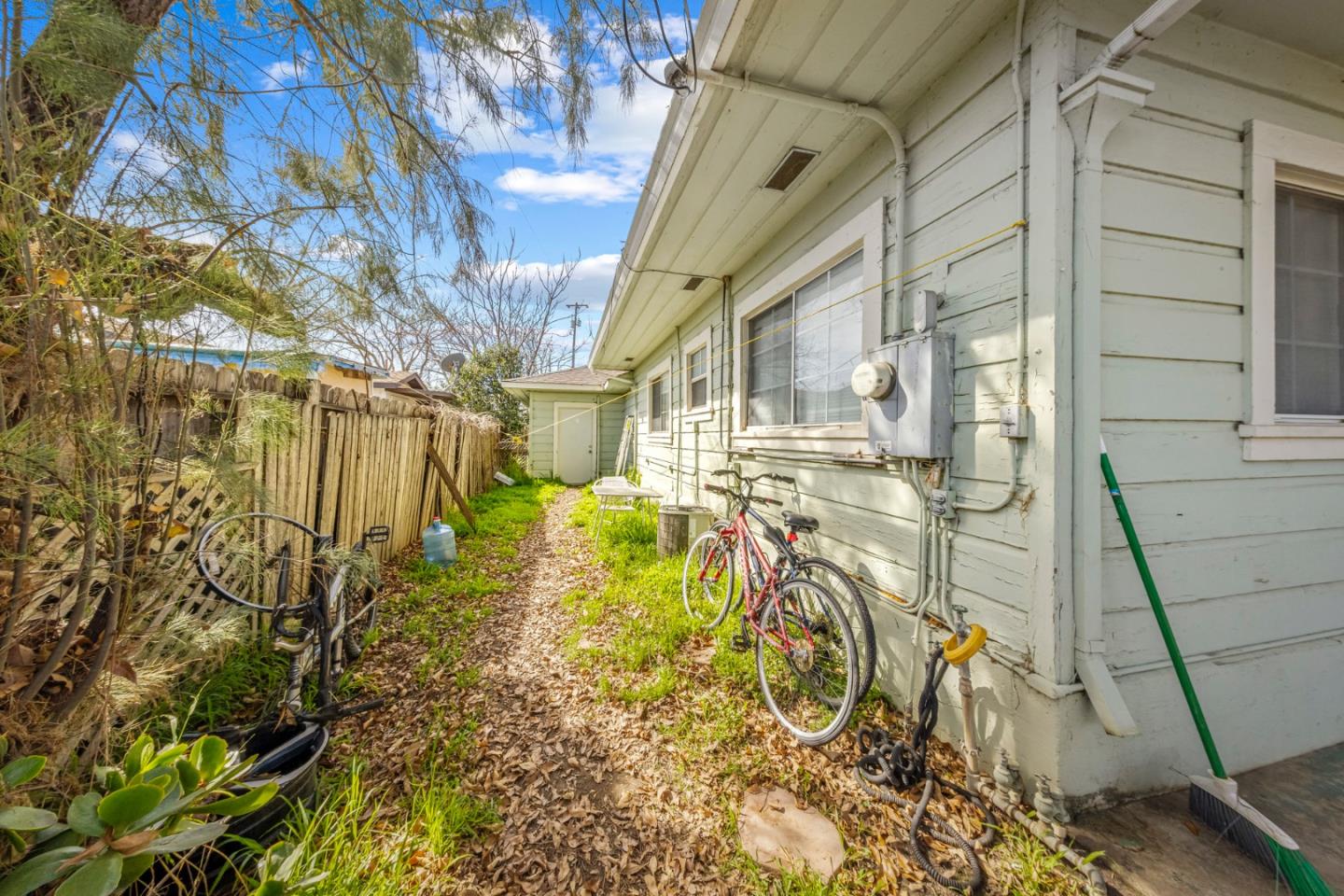 Detail Gallery Image 3 of 13 For 584 Monterey Road, Morgan Hill,  CA 95037 - 2 Beds | 1 Baths