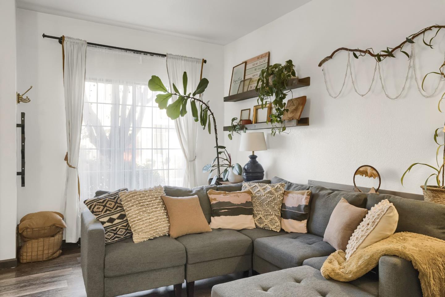 Detail Gallery Image 4 of 46 For 2808 Quest Ct, San Jose,  CA 95148 - 3 Beds | 2/1 Baths