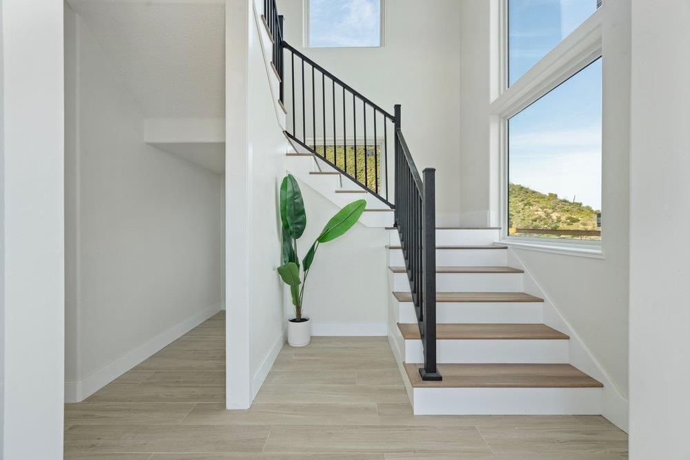 Detail Gallery Image 11 of 52 For 228 Pine Canyon Rd, Salinas,  CA 93908 - 3 Beds | 3/1 Baths