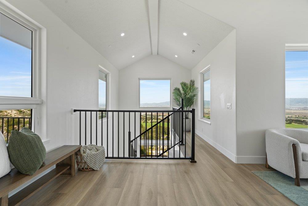 Detail Gallery Image 13 of 52 For 228 Pine Canyon Rd, Salinas,  CA 93908 - 3 Beds | 3/1 Baths
