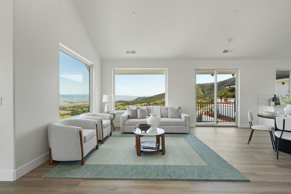 Detail Gallery Image 15 of 52 For 228 Pine Canyon Rd, Salinas,  CA 93908 - 3 Beds | 3/1 Baths