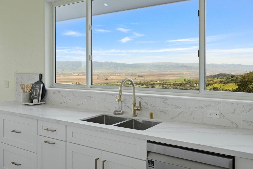 Detail Gallery Image 23 of 52 For 228 Pine Canyon Rd, Salinas,  CA 93908 - 3 Beds | 3/1 Baths