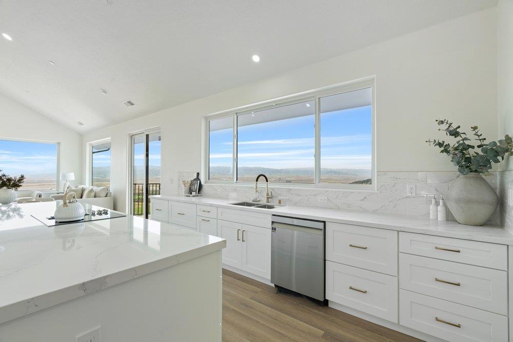 Detail Gallery Image 24 of 52 For 228 Pine Canyon Rd, Salinas,  CA 93908 - 3 Beds | 3/1 Baths