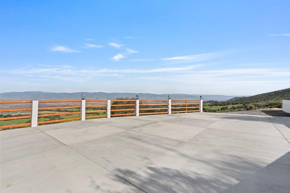 Detail Gallery Image 3 of 52 For 228 Pine Canyon Rd, Salinas,  CA 93908 - 3 Beds | 3/1 Baths