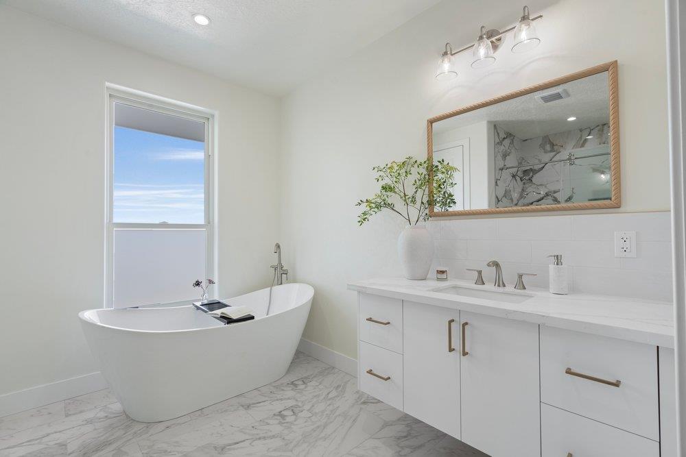 Detail Gallery Image 35 of 52 For 228 Pine Canyon Rd, Salinas,  CA 93908 - 3 Beds | 3/1 Baths