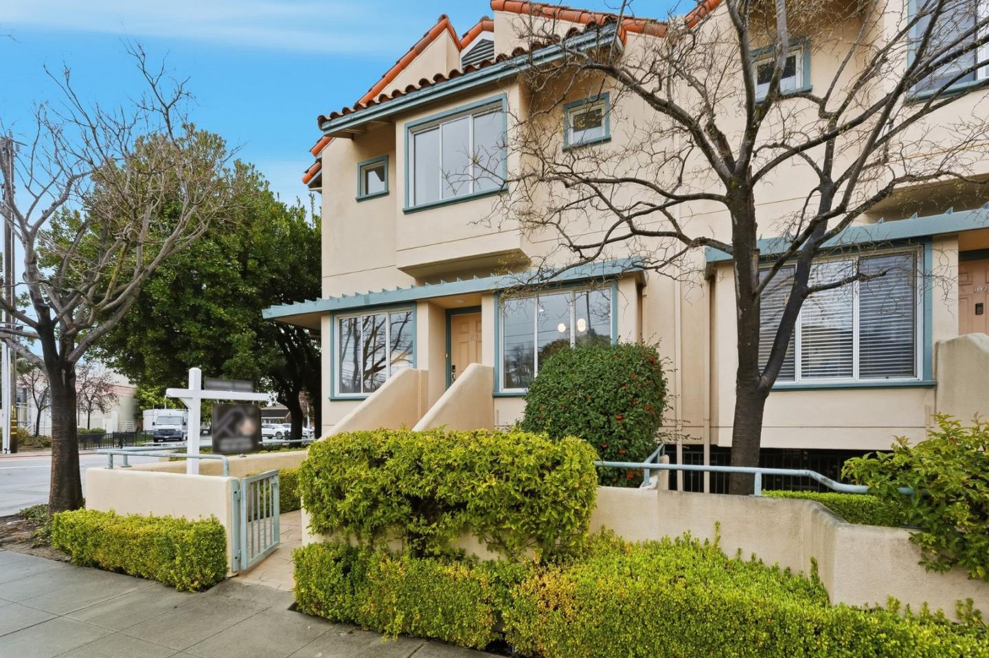 Detail Gallery Image 3 of 37 For 25 Mcaker Ct #103,  San Mateo,  CA 94403 - 3 Beds | 2/1 Baths