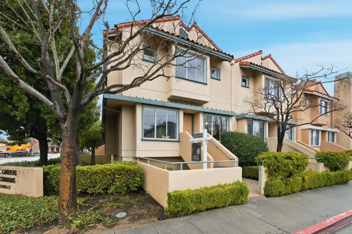 Detail Gallery Image 4 of 37 For 25 Mcaker Ct #103,  San Mateo,  CA 94403 - 3 Beds | 2/1 Baths