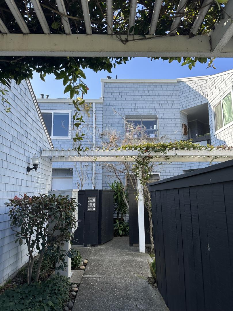 Detail Gallery Image 4 of 17 For 446 Barnegat Ln, Redwood City,  CA 94065 - 3 Beds | 2 Baths