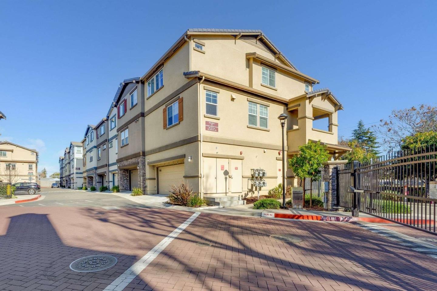 Detail Gallery Image 2 of 23 For 245 Spring Harvest Rd, Hayward,  CA 94544 - 3 Beds | 3 Baths