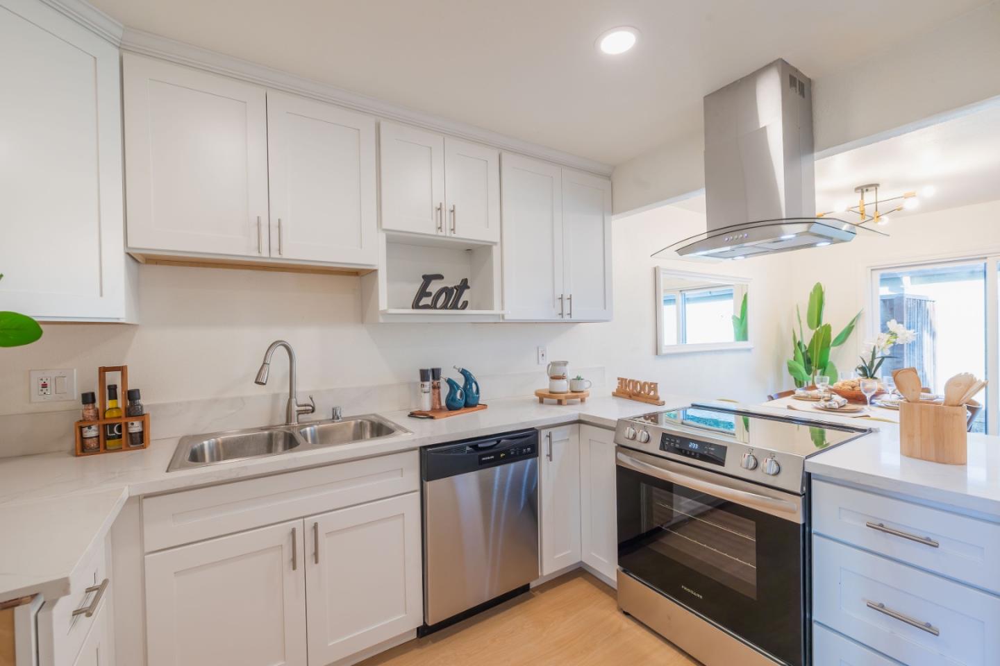 Detail Gallery Image 5 of 30 For 2005 Quadros Ln, San Jose,  CA 95131 - 4 Beds | 1/1 Baths