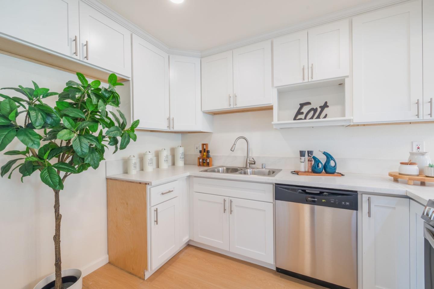 Detail Gallery Image 6 of 30 For 2005 Quadros Ln, San Jose,  CA 95131 - 4 Beds | 1/1 Baths