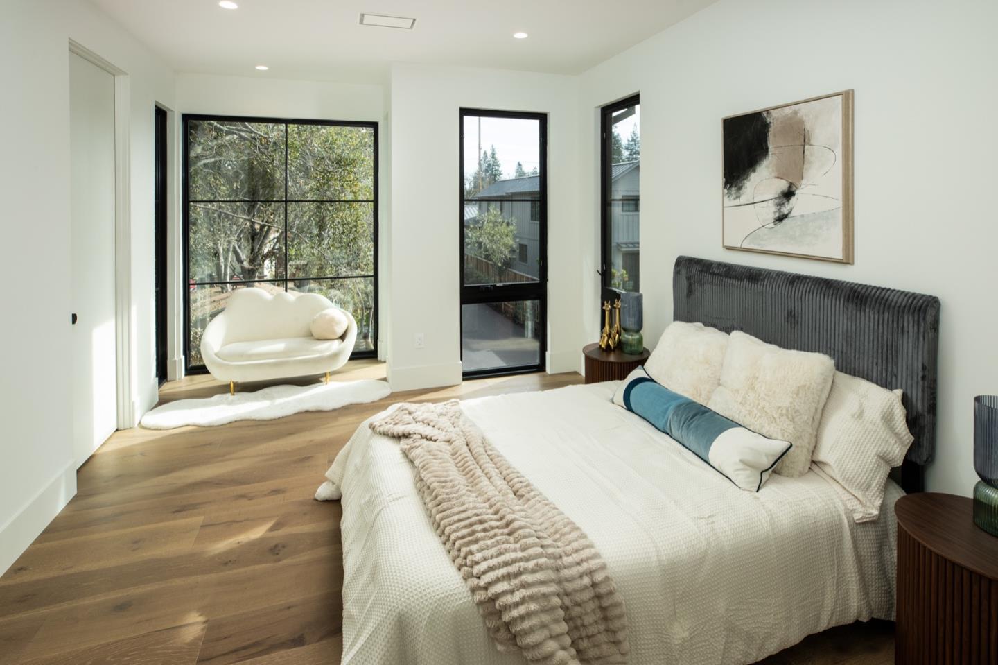 Detail Gallery Image 14 of 23 For 1866 Valparaiso Ave, Menlo Park,  CA 94025 - 5 Beds | 5/1 Baths