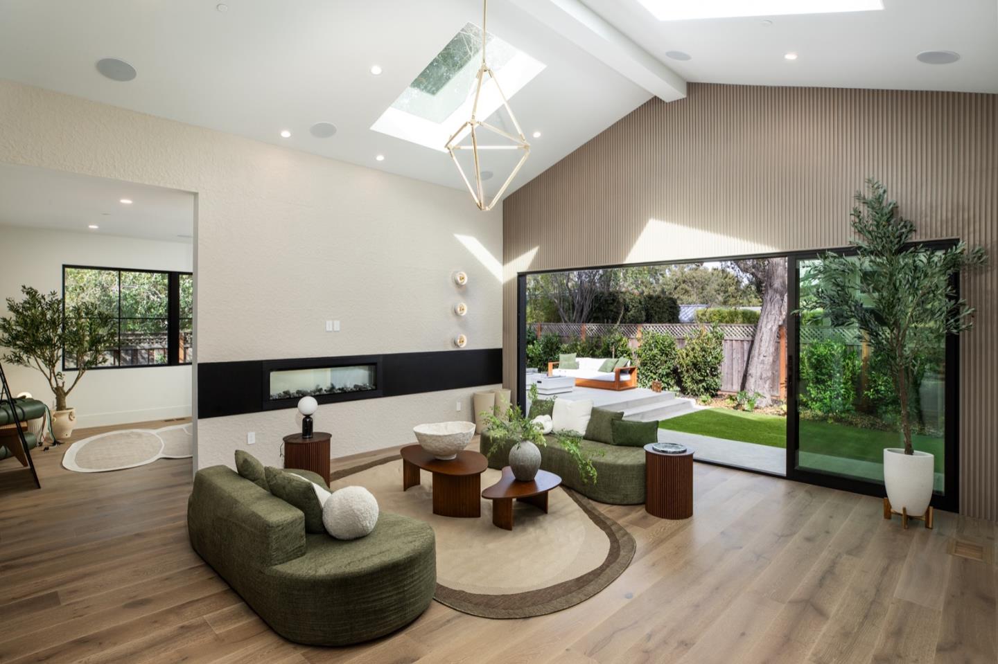 Detail Gallery Image 8 of 23 For 1866 Valparaiso Ave, Menlo Park,  CA 94025 - 5 Beds | 5/1 Baths