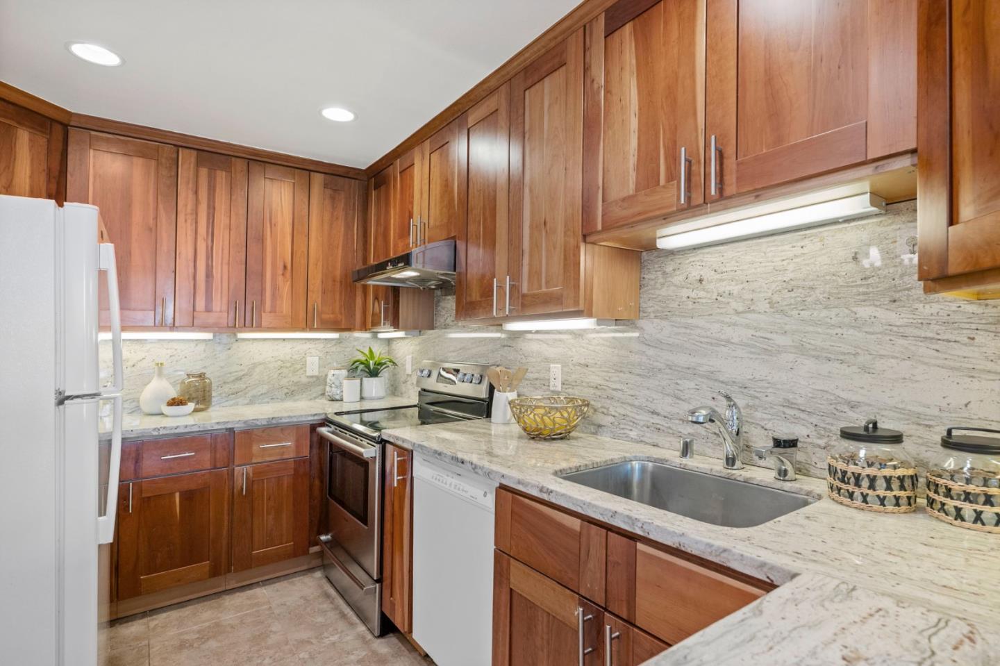 Detail Gallery Image 15 of 55 For 200 Elm St #102,  San Mateo,  CA 94401 - 3 Beds | 2 Baths