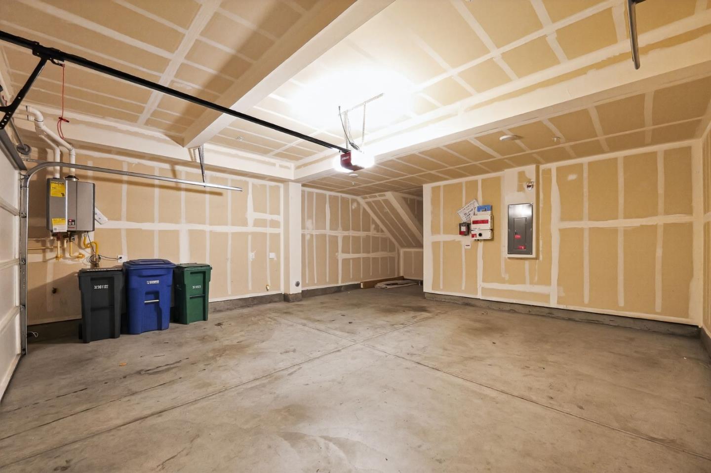 Detail Gallery Image 3 of 37 For 392 Line St, Hayward,  CA 94544 - 4 Beds | 3/1 Baths