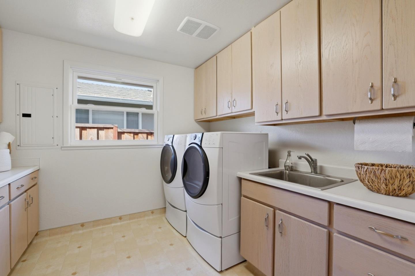 Detail Gallery Image 23 of 28 For 4792 Englewood Dr, San Jose,  CA 95129 - 4 Beds | 3 Baths