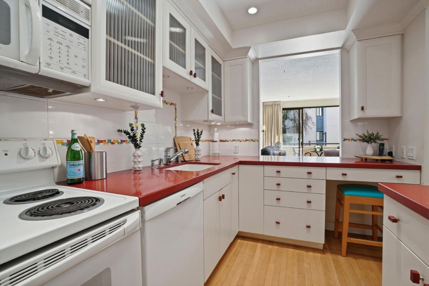 Detail Gallery Image 11 of 30 For 525 Almer Rd #106,  Burlingame,  CA 94010 - 2 Beds | 2 Baths