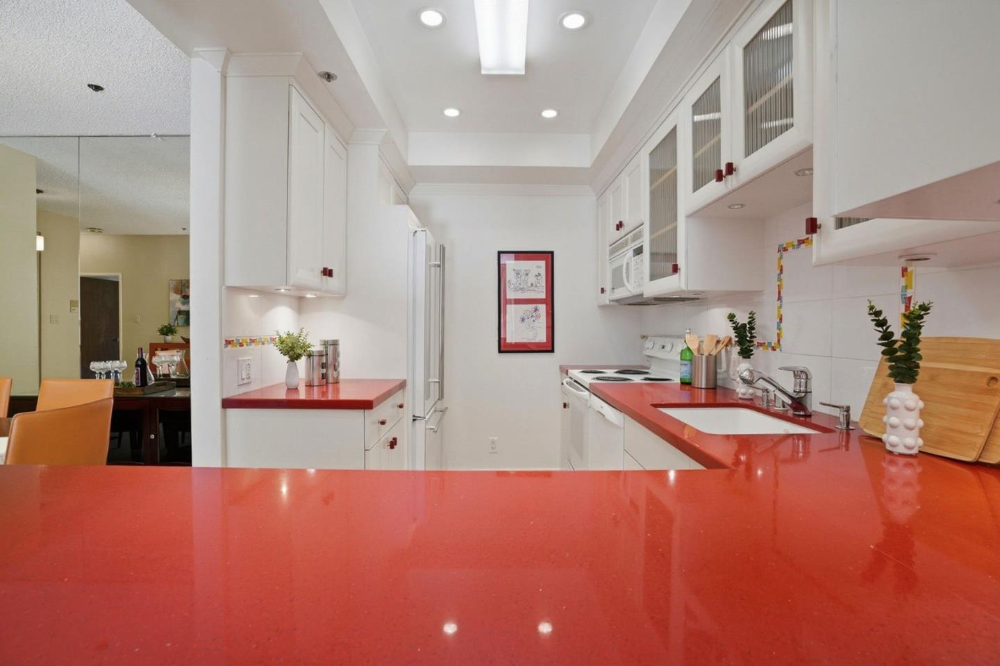 Detail Gallery Image 12 of 30 For 525 Almer Rd #106,  Burlingame,  CA 94010 - 2 Beds | 2 Baths