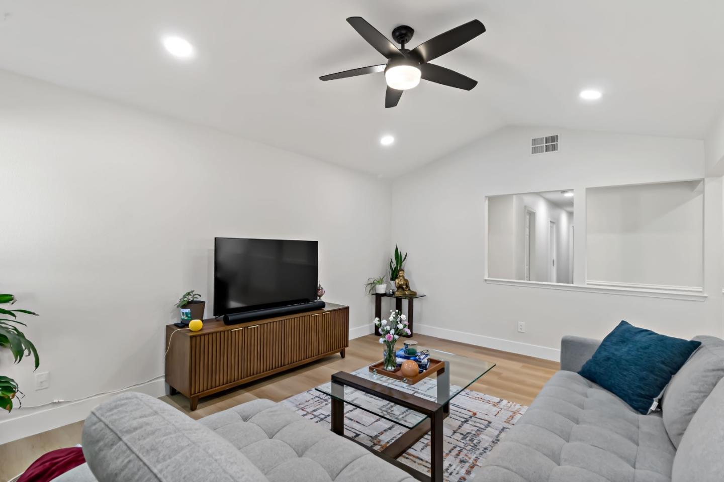 Detail Gallery Image 13 of 59 For 1315 Kelly Park Cir, Morgan Hill,  CA 95037 - 3 Beds | 2 Baths